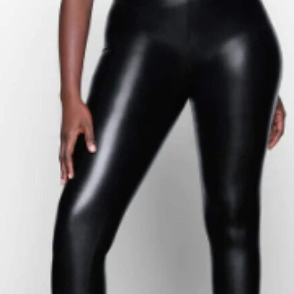 (2208) SKIMS NWT Faux Leather Zip Leggings ONYX